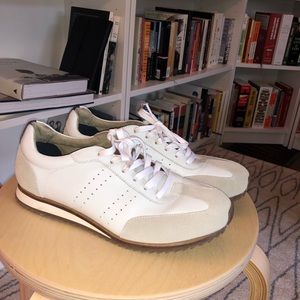 Tennis shoes